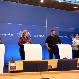 Un grupo de aparadoras, junto al eurodiputado Miguel Urbán, en el Parlamento Europeo.