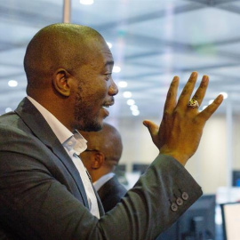 El líder del partido opositor Alianza Democrática, Mmusi Mmaimane, saluda a su llegada a la Comisión Independiente Electoral, este viernes en Pretoria (Sudáfrica). El escrutinio de los votos de las elecciones generales concluye con el presidente sudaf