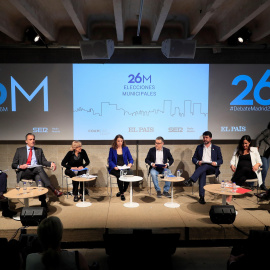 06/05/2019.- Los candidatos a la alcaldía de Madrid, José Luis Martínez-Almeida (i), Javier Ortega Smith (2i), Manuela Carmen (3d), Carlos Sánchez Mato (3d), Begoña Villacís (2d) y Pepu Hernández (d), con los periodistas Javier Casal (4d) y Lucía 