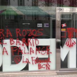 Sede de Podem en Barcelona con pintadas fascistas | Foto de Twitter: @Podem_cat