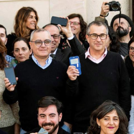 Los periodistas del 'Diario de Mallorca' concentrados a las puertas del diario como protesta por la incautación ayer del teléfono móvil de uno de sus redactores. (CATI CLADERA | EFE)