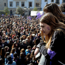 Manifestante por los derechos de las mujeres el ocho de marzo en Bilbao - REUTERS/Vincent West