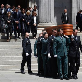 Sale del Congreso el féretro de Alfredo Pérez Rubalcaba. /EFE