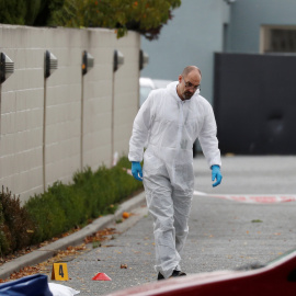 Un forense en la escena de los asesinatos de Nueva Zelanda. REUTERS/Jorge Silva