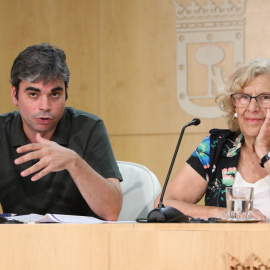 El delegado de Economía y Hacienda, Jorge García Castaño, junto a la alcaldesa de Madrid, Manuela Carmena. AYUNTAMIENTO DE MADRID/Archivo