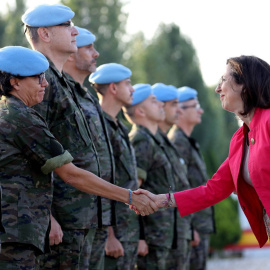 La ministra Margarita Robles saluda a una soldado, durante su visita al Líbano. EFE/Sergio Barrenechea/Archivo