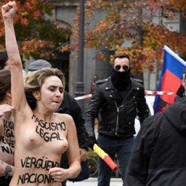 Activistas de Femen irrumpen en una concentración fascista durante el 20-N en Madrid. / VÍCTOR LERENA (EFE)