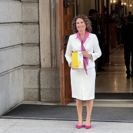 La ministra d'Hisenda, María Jesús Montero, amb el projecte de pressupostos generals de l'Estat de 2023.