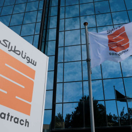 El logo de la energética estatal argelina Sonatrach, en su sede en Argel. REUTERS/Ramzi Boudina