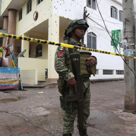 06/10/2022-Soldados del Ejercito Mexicano resguardan el Palacio Municipal de San Miguel Totolapan este jueves, en el estado de Guerrero (México).