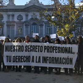 Imagen de la concentración de periodistas frente al Supremo contra los registros en Europa Press y el Diario de Mallorca. EP