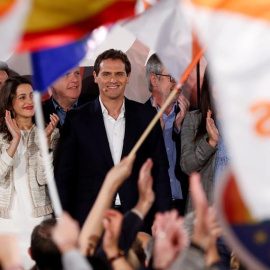 El líder de Ciudadanos Albert Rivera (c), junto a Inés Arrimadas (i), valora los resultados electorales, hoy domingo en la sede del partido en Madrid.