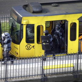 Miembros de las Fuerzas Especiales de la Policía revisan un tranvía en la plaza 24 de Octubre en Utrecht (Holanda). - EFE