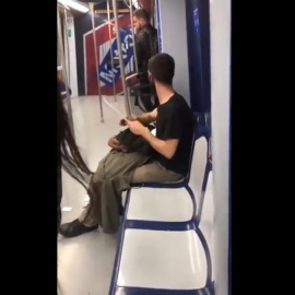 Captura de pantalla del vídeo enviado por un usuario del Metro de Madrid.