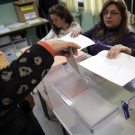 Una mujer introduce sus votos en las urnas durante el 20-D. EFE/Mariscal