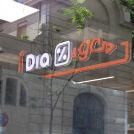 El logo de una tienda de Dia se refleja en un escaparate.E.P./Marta Fernández Jara