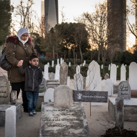 Un cementerio de niños sirios se extiende por el centro de Madrid