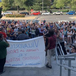 Protesta vecinal frente a la Junta Municipal de Villaverde (Madrid) contra los narcopisos y el "abandono institucional", el 6 de septiembre de 2022.