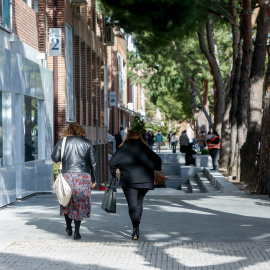 Gente pasea por una calle de Pozuelo de Alarcón (Madrid). Imagen de Archivo.