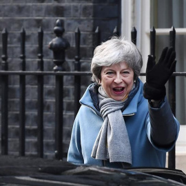 La primera ministra británica, Theresa May, saluda mientras abandona Downing Street. - EFE