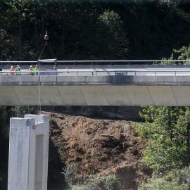 Grúas y operarios trabajan durante el desmontaje de las pilas 1 y 2 del viaducto de O Castro, en el kilómetro 430 sentido A Coruña de la autovía A-6. E.P./Carlos Castro