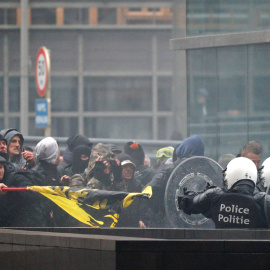 Enfrentamientos entre la ultraderecha y la Policía en una marcha xenófoba en bruselas.- REUTERS/Francois Lenoir