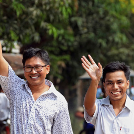 Los reporteros de Reuters, Wa Lone y Kyaw Soe Oo, tras su salida de prisión por indulto. REUTERS/Ann Wang