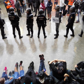 Imagen de la Policía Nacional en uno de los colegios electorales catalanes durante el referéndum del 1-O. /EUROPA PRESS