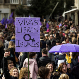 Miles de personas se han manifestado hoy en Vitoria con motivo de la huelga feminista convocada por el Día Internacional de la Mujer. EFE/ David Aguilar