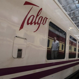 Uno de los trenes del fabricante español de ferrocarriles Talgo en una estación en la India. EFE