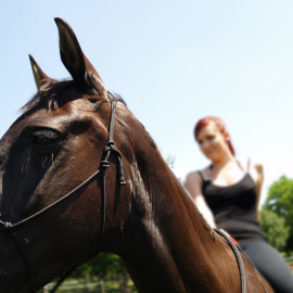 Una mujer montada en un caballo.