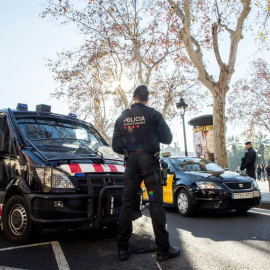 Agentes de los Mossos d'Esquadra patrullan por el centro de Barcelona, ciudad en la que se detuvo a un militar francés con cargadores de pistola en la Sagrada Familia. /EFE