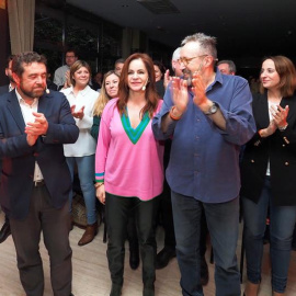 El portavoz de Cs en el Congreso, Juan Carlos Girauta (d), y el secretario general del Grupo Parlamentario, Miguel Gutiérrez (i) acompañan a la candidata Silvia Clemente (c) en el cierre de campaña para las primarias del partido a la Presidencia de la 