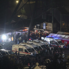 Rescatistas y familiares de los mineros esperan después de que ocurriera una explosión en una mina de carbón en Bartin, Turquía.