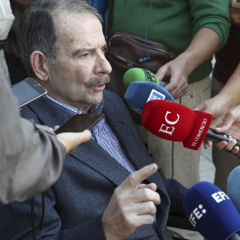 14/10/2022 El ex secretario general del PCE y fundador de Izquierda Unida, Gerardo Iglesias, en una rueda de prensa a las puertas del Hospital Universitario Central de Asturias (HUCA)