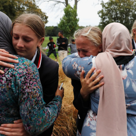 Varias estudiantes de un colegio cristiano se abrazan a mujeres musulmanas tras el atentado en Christchurch (Nueva Zelanda). /REUTERS