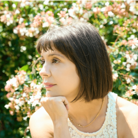 Fotografía de Aixa de la Cruz, escritora y autora de 'Las herederas'.