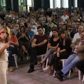 La vicepresidenta segunda del Gobierno y ministra de Trabajo y Economía Social, Yolanda Díaz (i), interviene en un acto político de Sumar, en Sabadell.