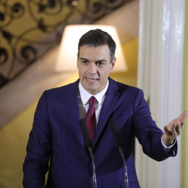 23/11/2018.- El presidente del Gobierno de España, Pedro Sánchez, habla ante los medios de comunicación en la Residencia del Embajador, hoy en La Habana (Cuba). Sánchez se encuentra en una visita oficial de dos días a la Isla. EFE/Juanjo Martín