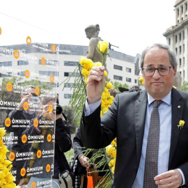 El president catalán, Quim Torra, en Sant Jordi con rosas amarillas. /EFE