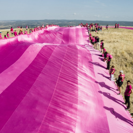 Voluntarios colocan un lazo rosa contra el cáncer de mama de 5.720 metros cuadrados de tela en la cima de Las Tetas de Viana, a 8 de octubre de 2022.