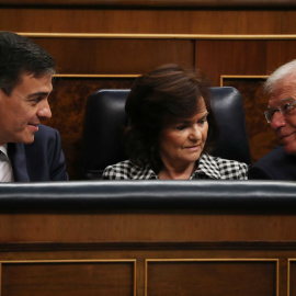 El presidente del Gobierno, Pedro Sanchez, con la vicepresidenta Carmen Calvo y el ministro de Asuntos Exteriores, Josep Borrell, en el Congreso de los Diputados. REUTERS/Susana Vera