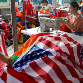 Un trabajador fabrica banderas nacionales de los Estados Unidos en la fábrica de banderas Jiahao en Fuyang, provincia de Anhui, China. | Reuters