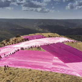 Lazo rosa de 25 metros por 275 metros desplegado por mas de 540 voluntarios en la montaña gemelar de las Tetas de Viana (Guadalajara) para concienciar en la lucha contra el cáncer, a 8 de octubre de 2022.