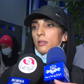 La escaladora iraní Elnaz Rekabi responde ante los medios