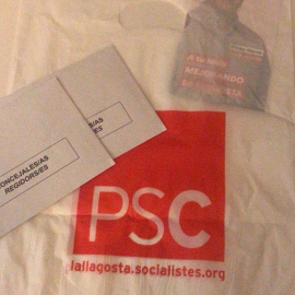 Propagandel del PSC de La Llagostera en una bolsa. PÚBLICO