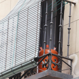 Bombona de butano en el balcón de una vivienda en Madrid. E.P.