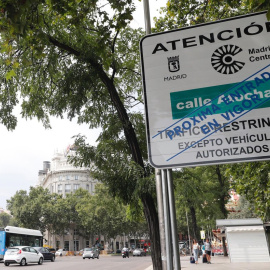 Vista de una señal vertical situada en la Calle de Atocha que el Ayuntamiento de Madrid | EFE