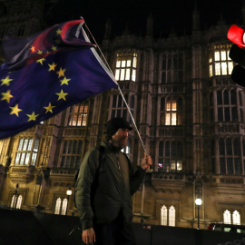 Un manifestante anti-brexit con la bandera de la UE delante del Parlamento británico, en Westminster (Londres). REUTERS/Kevin Coombs