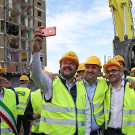 El ministro del Interior italiano y vicepresidente del Gobierno, Matteo Salvini (2i), se fotografía junto a empleados de la construcción, este lunes en Zingonia (Italia). EFE/ Paolo Magni